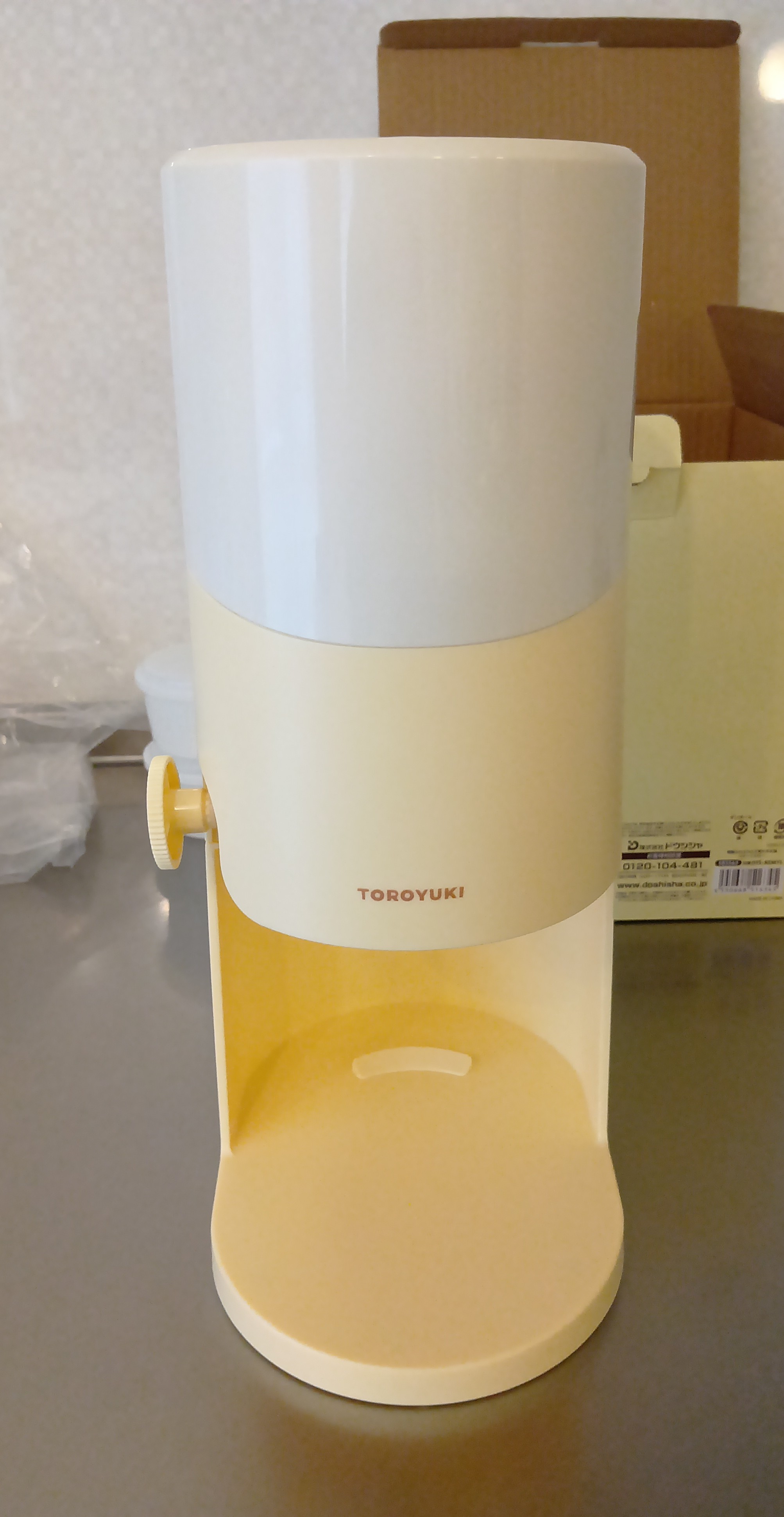 DOSHISHA電動ふわふわとろ雪かき氷器DTS‐B5バターイエロー全体像